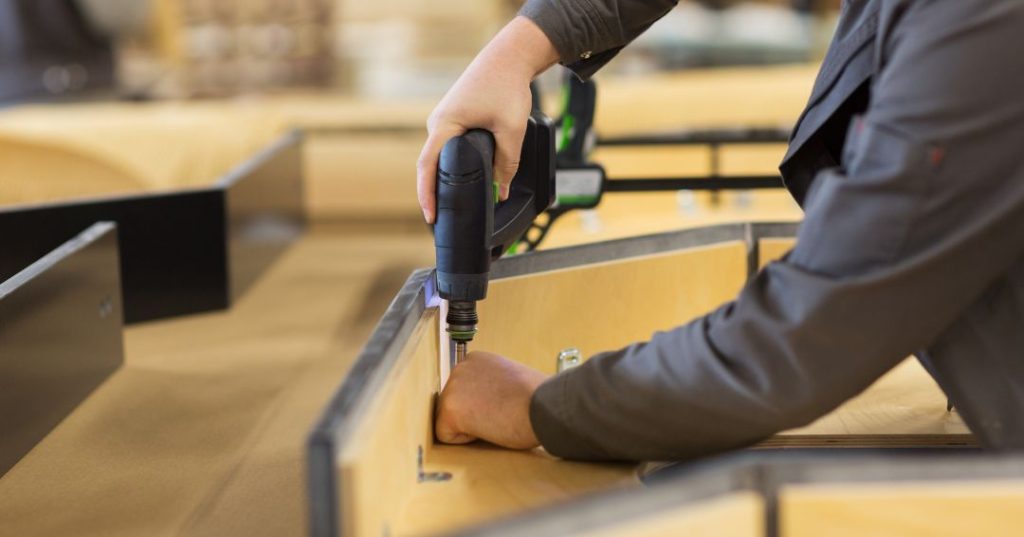 Como Montar Guarda-Roupa em Canoas: 5 Passos e Dicas capa montador de moveis em Canoas